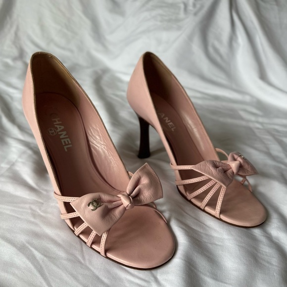 CHANEL Shoes - Chanel VINTAGE interlocking CC Dainty bow pink leather open toe pumps 38.5